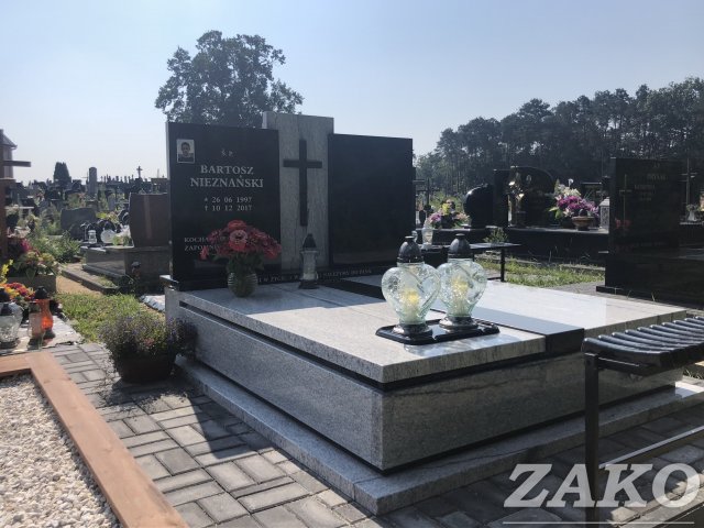 Nagrobek podwójny z granitu Duka White