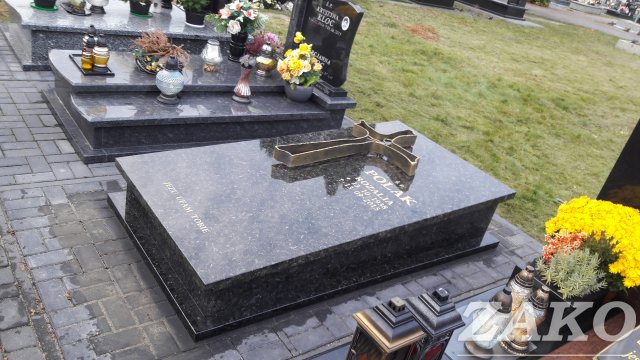 Nagrobek z granitu Verde Butterfly z krzyżem kutym