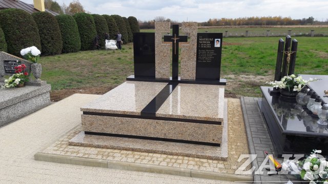 Nagrobek z granitu Nero Assoluto + Giallo Vittoria