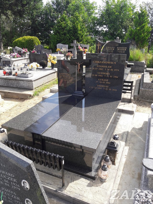 Grobowiec ze wstawką z czarnego granitu