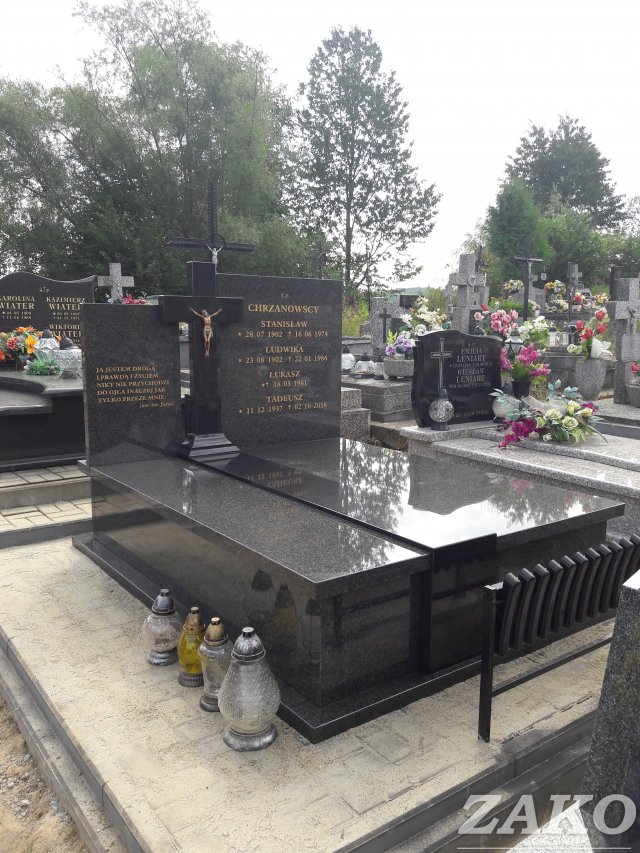 Nowoczesny grobowiec ze wstawką z czarnego granitu